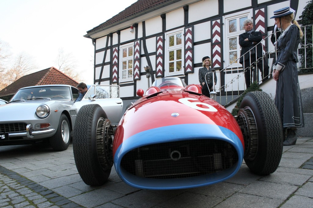 Maserati 250 F von 1957 (im Hintergrund ein Ferrari 330 GT 2+2 aus den 60er Jahren).