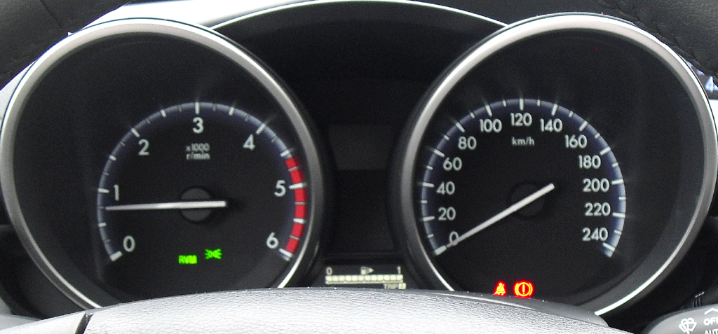 Mazda3: Blick durch den Lenkradkranz auf die Rundinstrumentierung. 