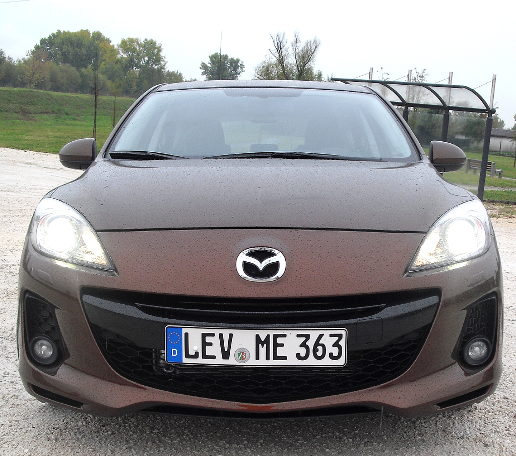 Mazda3: Der vordere Stoßfänger hat ein neues Design bekommen. 