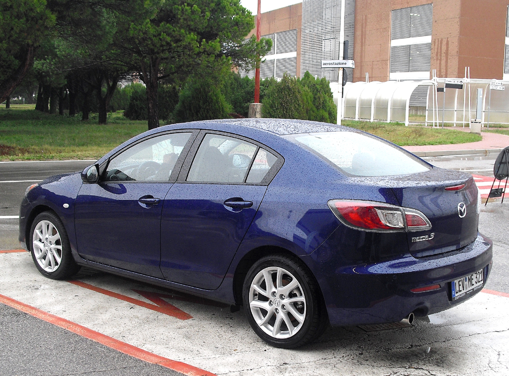 Mazda3: Und so sieht die viertürige Stufenheck-Variante aus.