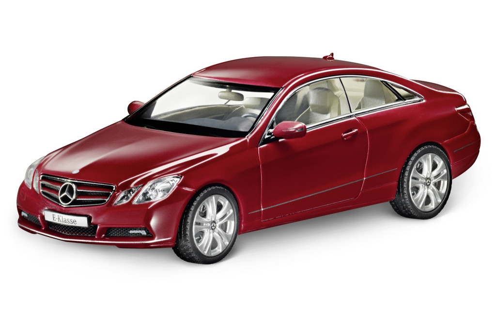Mercedes-Benz Christmas Stars: E-Klasse Coupé C 207, detailgetreue Miniatur im Maßstab 1:43, verfügbar in drei Farben, von Schuco für Mercedes-Benz.
