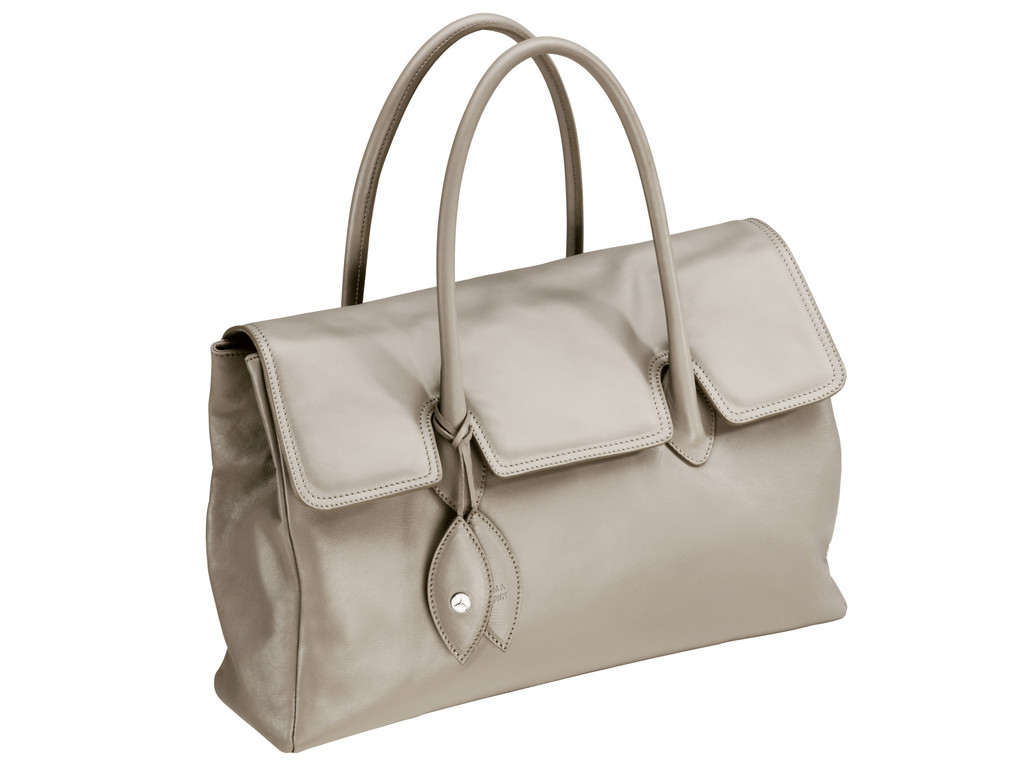 Mercedes-Benz Christmas Stars: Handtasche aus italienischem Kalbsleder, Farbe nude, Innenfutter im Leoparddesign, von Emma Brown für Mercedes-Benz, made in Italy.
