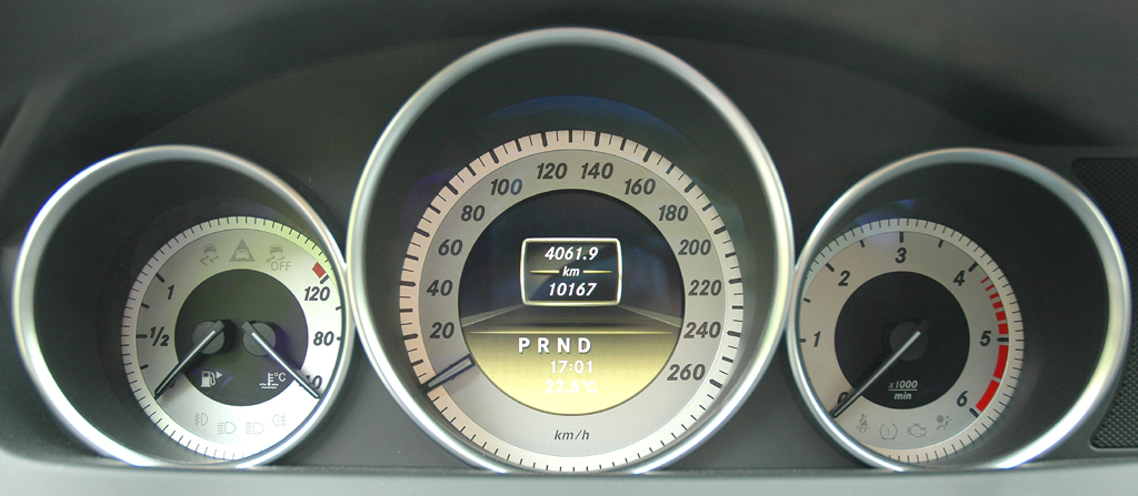 Mercedes C250 CDI Coupé: Blick durch den Lenkradkranz auf die Rundinstrumentierung. 