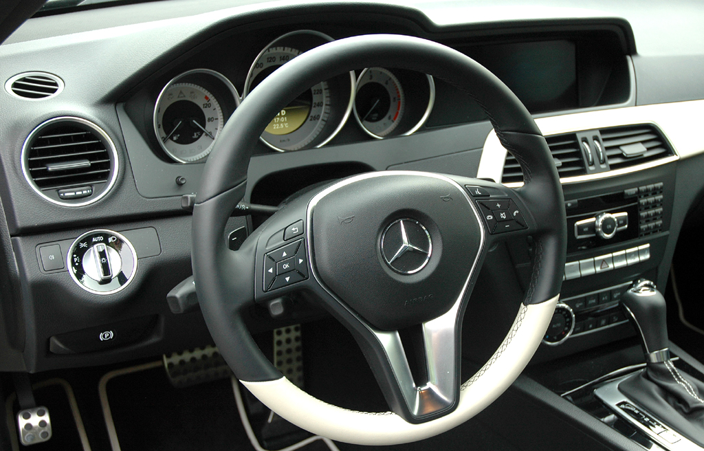 Mercedes C250 CDI Coupé: Blick ins sportlich-nobel wirkende Cockpit. 