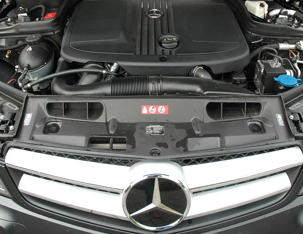 Mercedes C250 CDI Coupé: Blick unter die Haube auf den 2,1-Liter-Selbstzünder. 