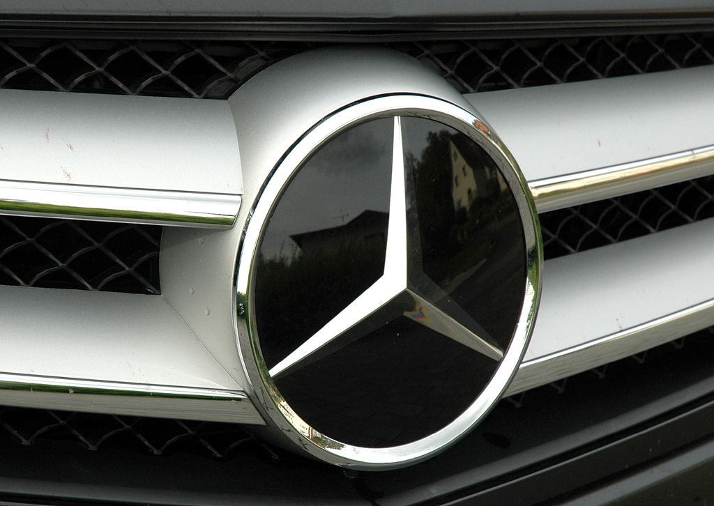 Mercedes C250 CDI Coupé: Der Markenstern prangt vorn groß im Kühlergrill. 