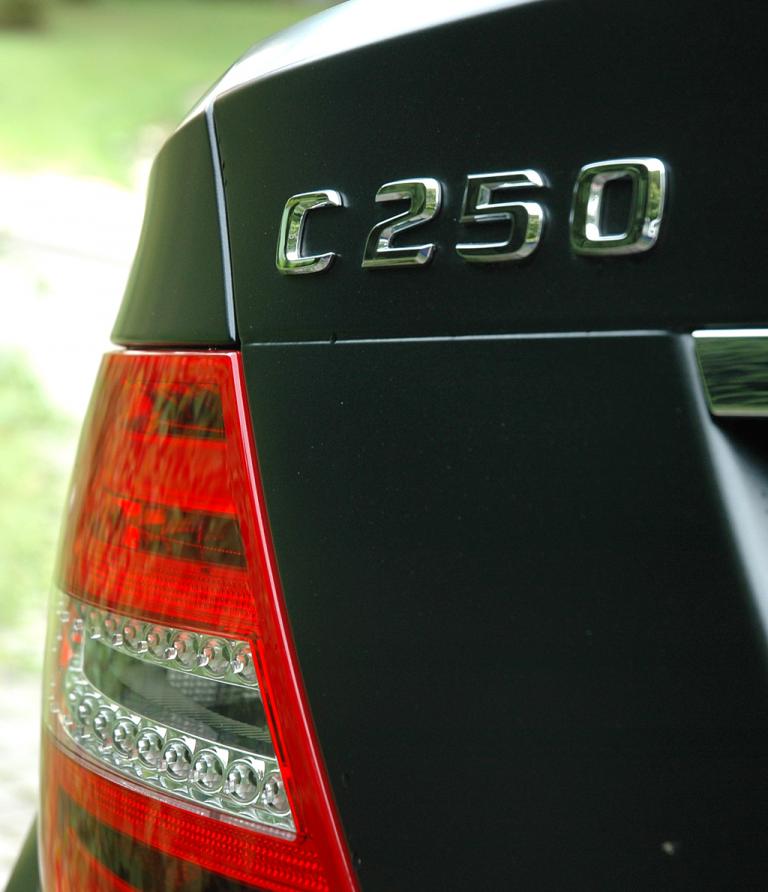 Mercedes C250 CDI Coupé: Moderne Leuchteinheit hinten mit Modellschriftzug. 