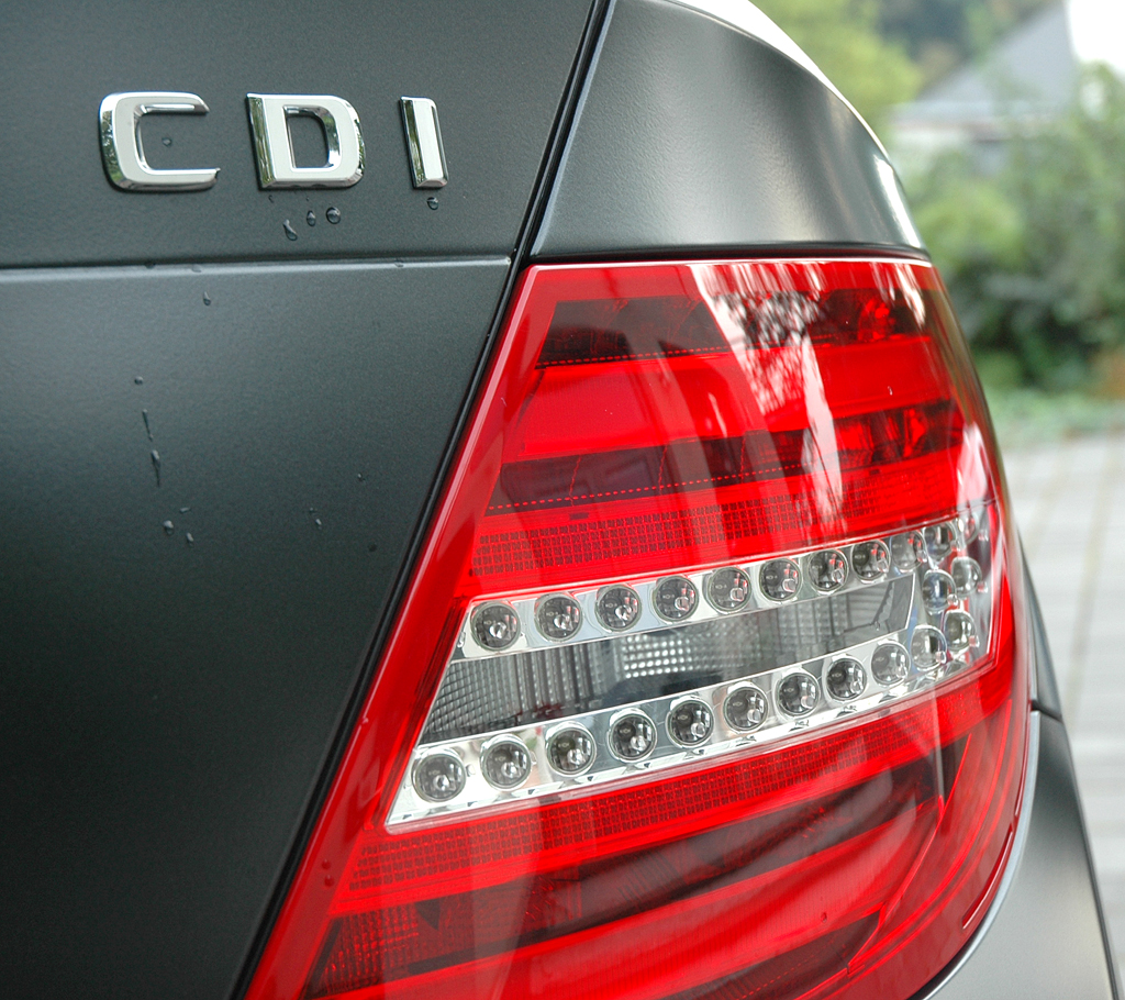 Mercedes C250 CDI Coupé: Moderne Leuchteinheit hinten mit Motorisierungsschriftzug. 
