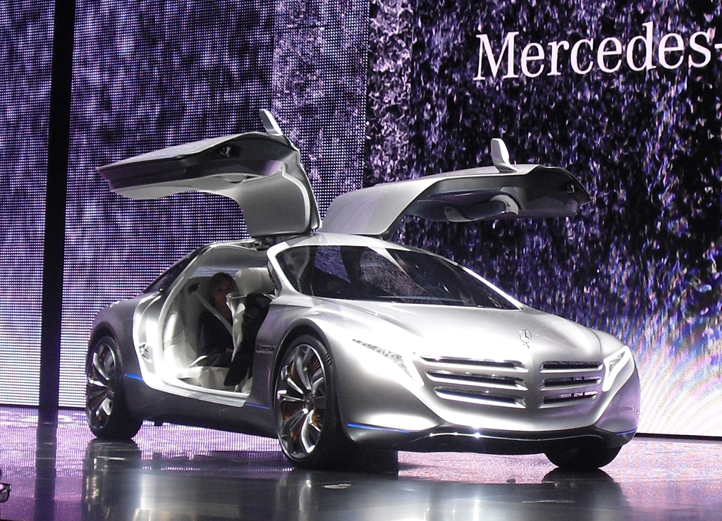 Mercedes setzt im Forschungsfahrzeug F125 neues Multimediakonzept schon um
