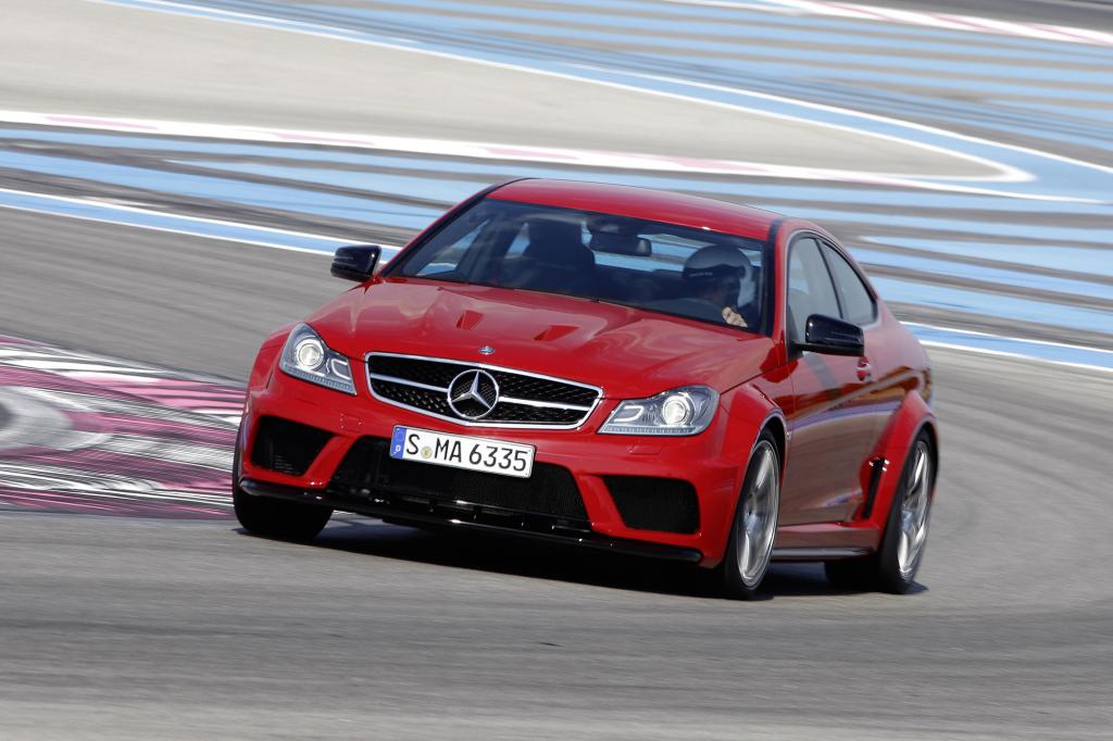 Mercedes trumpft mit der schwarzen Serie des C63 Coupe auf