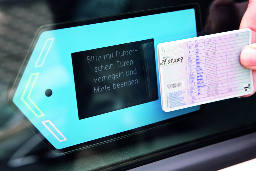 Mit dem Zugangs-Chip auf dem Führerschein wird das Quicar geöffnet und am Ende des Mietzeitraums wieder verriegelt.