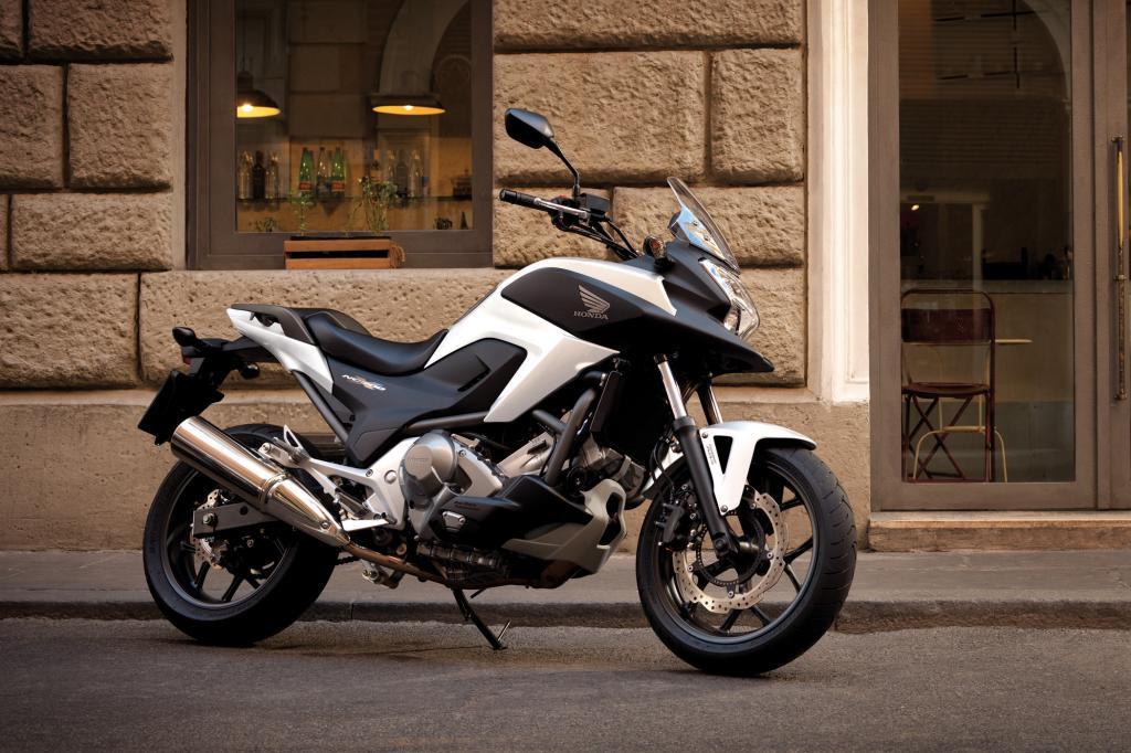 Mit den gleichen technischen Genen wie der Integra und die NC 700 S, bietet die X mehr Federweg und eine höhere Sitzposition