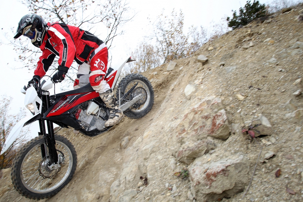 Motorradsicherheit: BMW und Husqvarna stellen Offroad ABS Technologie vor