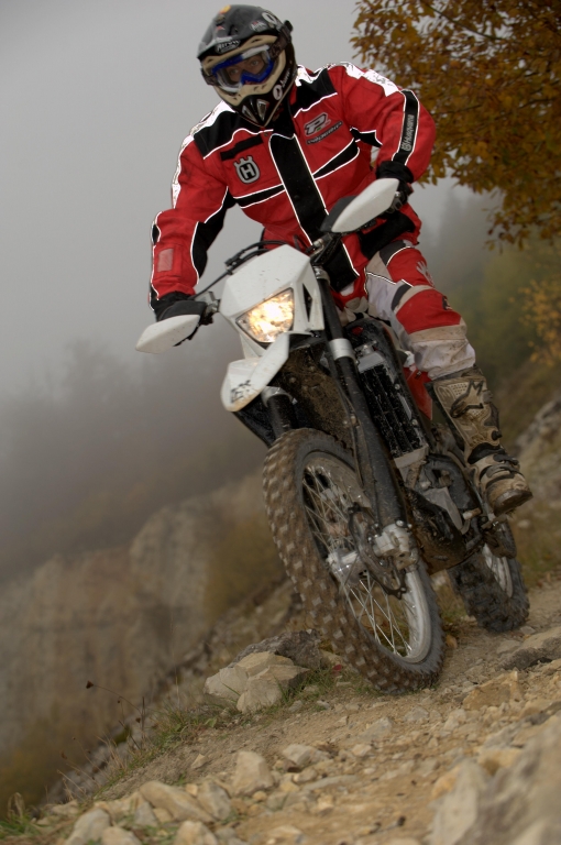 Motorradsicherheit: BMW und Husqvarna stellen Offroad ABS Technologie vor