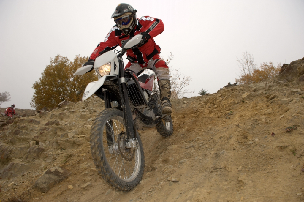 Motorradsicherheit: BMW und Husqvarna stellen Offroad ABS Technologie vor