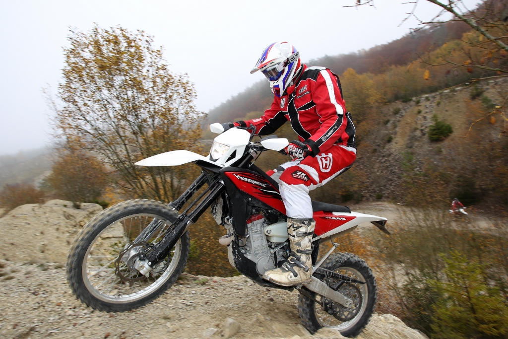 Motorradsicherheit: BMW und Husqvarna stellen Offroad ABS Technologie vor
