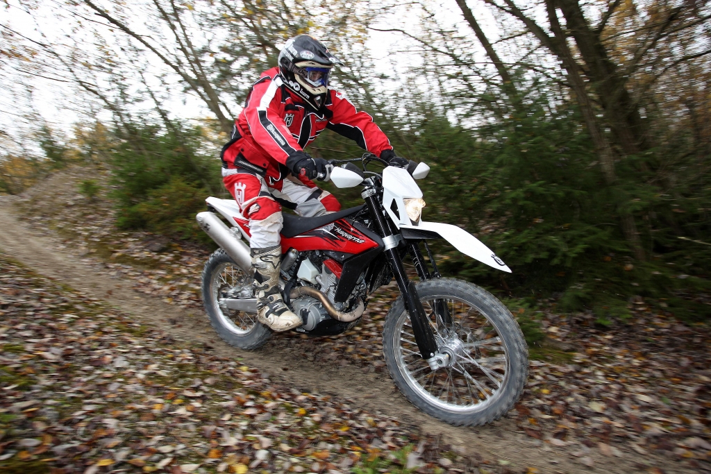 Motorradsicherheit: BMW und Husqvarna stellen Offroad ABS Technologie vor