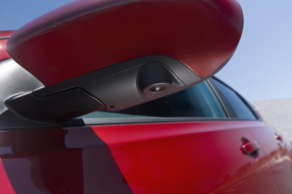 Nissan bietet das Around View Monitor-System für das Modell Qashqai an, dessen Microkameras auch im Rückspiegel eingebaut sind. 