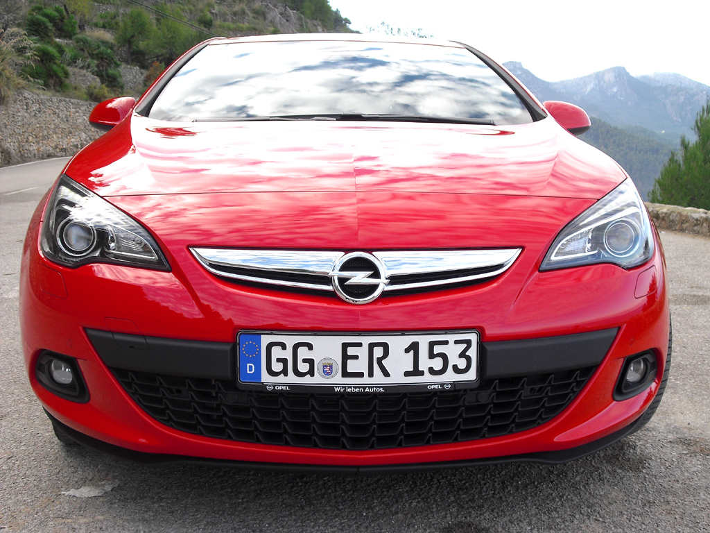 Opel Astra GTC: Blick auf die Frontpartie des sportlichen Fünfsitzers. 