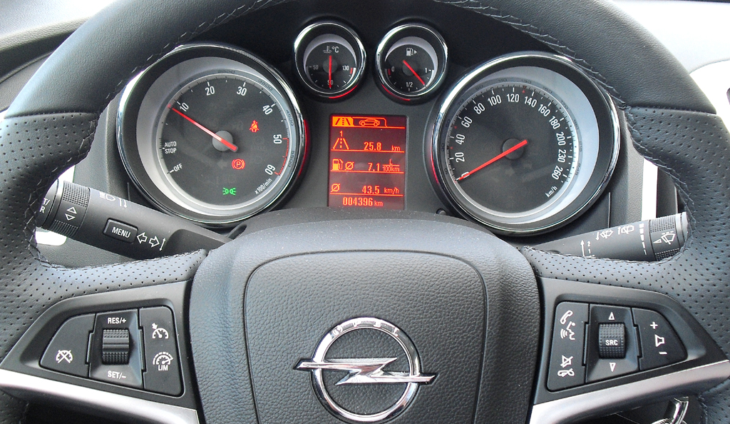 Opel Astra GTC: Blick durch den Lenkradkranz auf die Rundinstrumentierung. 