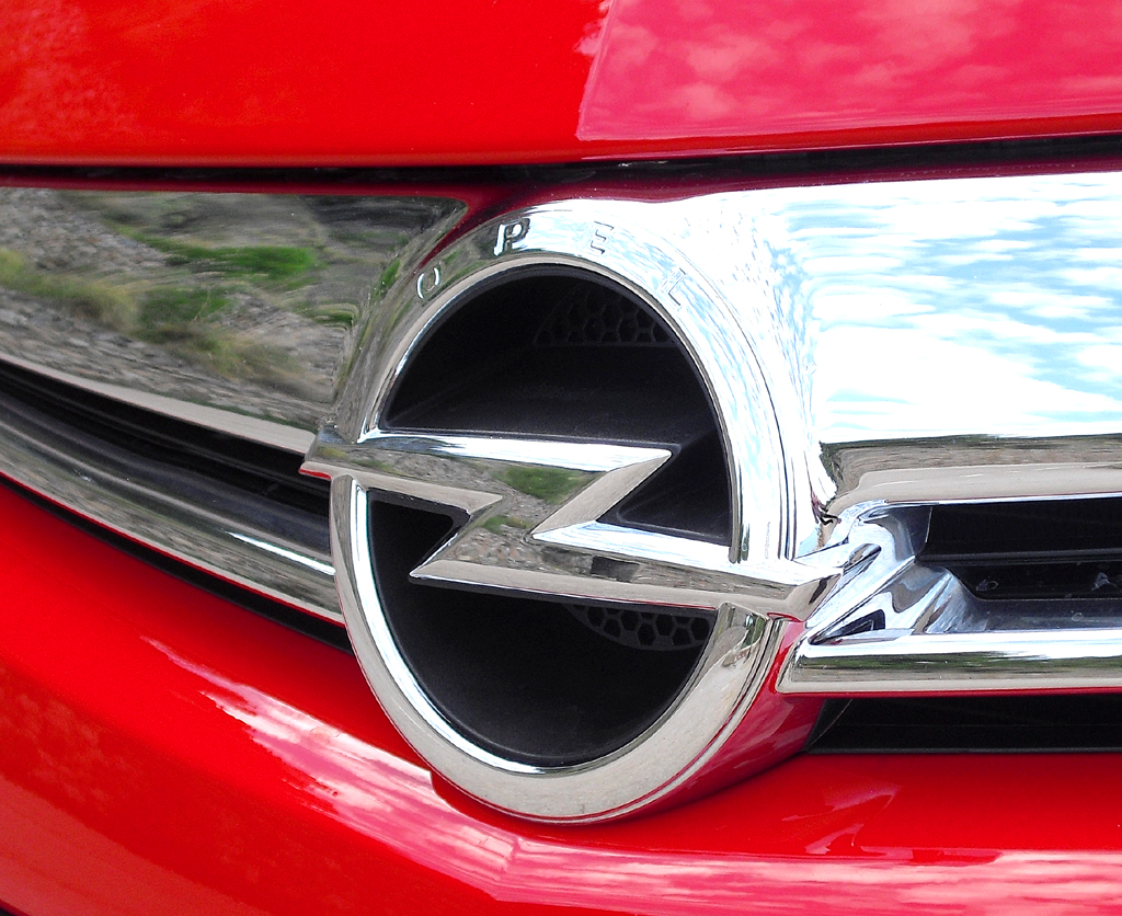 Opel Astra GTC: Das Markenlogo sitzt vorn in der kleinen Kühlergrill-Leiste. 