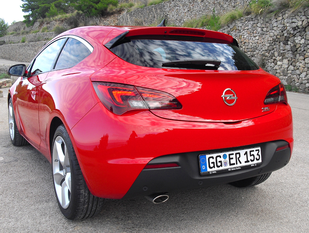 Opel Astra GTC: Heck-/Seitenansicht des schnittigen Dreitürers. 