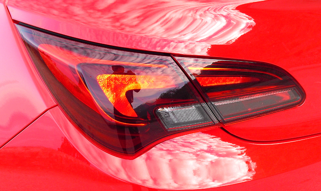 Opel Astra GTC: Moderne Leuchteinheit hinten. 