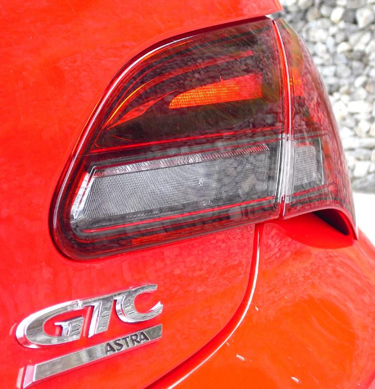 Opel Astra GTC: Moderne Leuchteinheit mit Modellschriftzug hinten. 