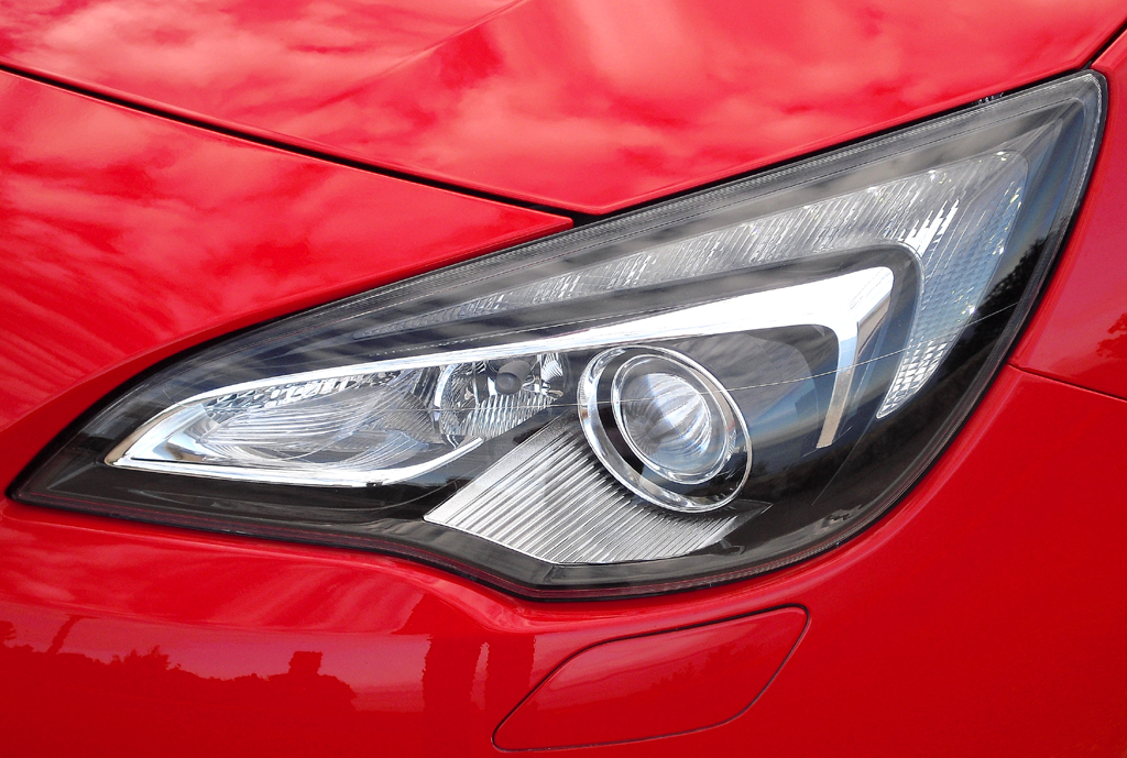 Opel Astra GTC: Moderne Leuchteinheit vorn. 