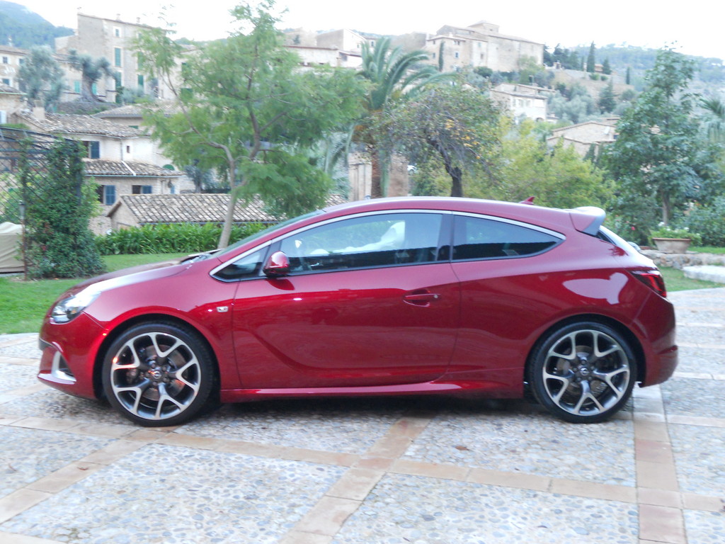 Opel Astra GTC OPC.
