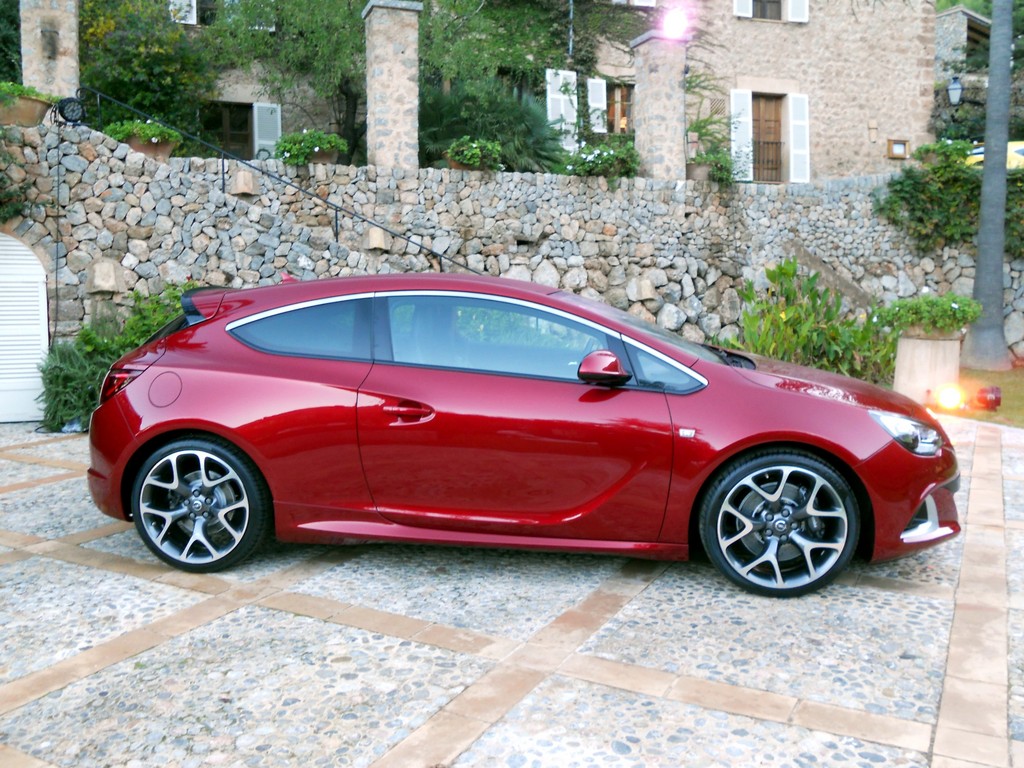 Opel Astra GTC OPC.