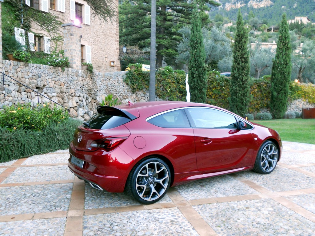 Opel Astra GTC OPC.