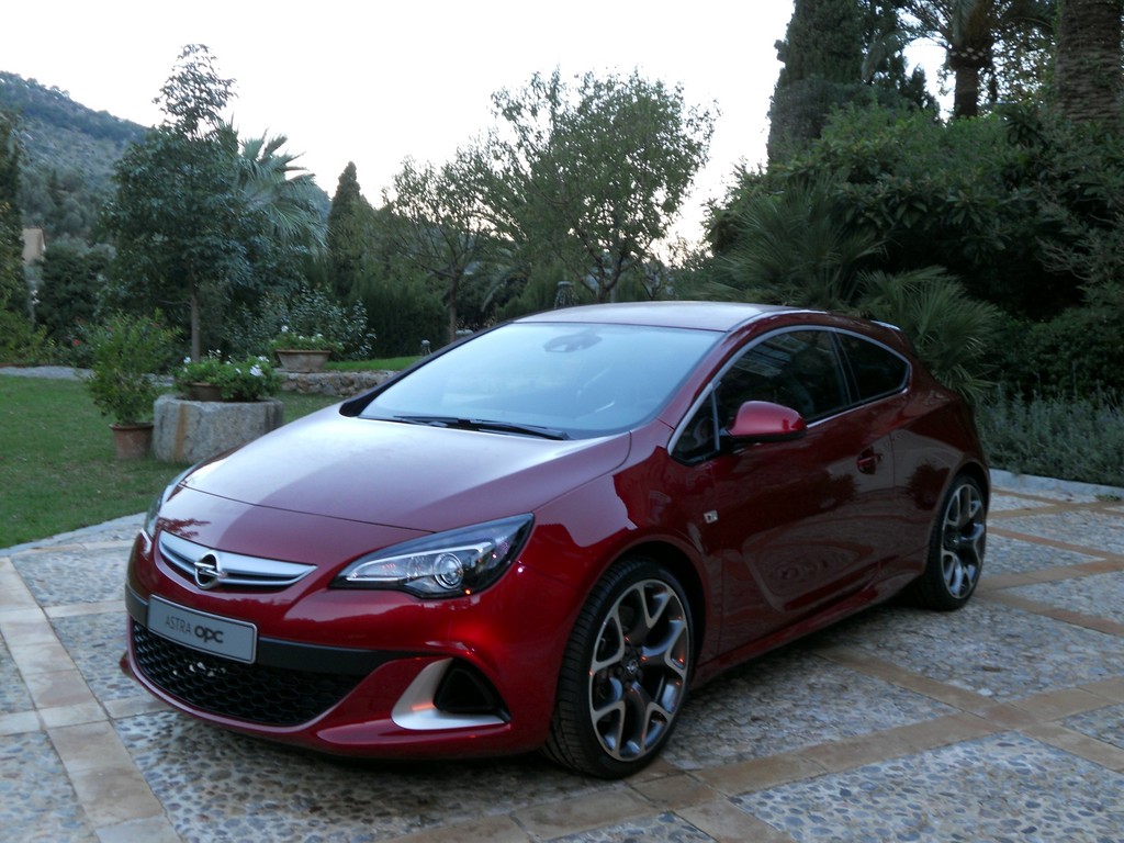 Opel Astra GTC OPC.