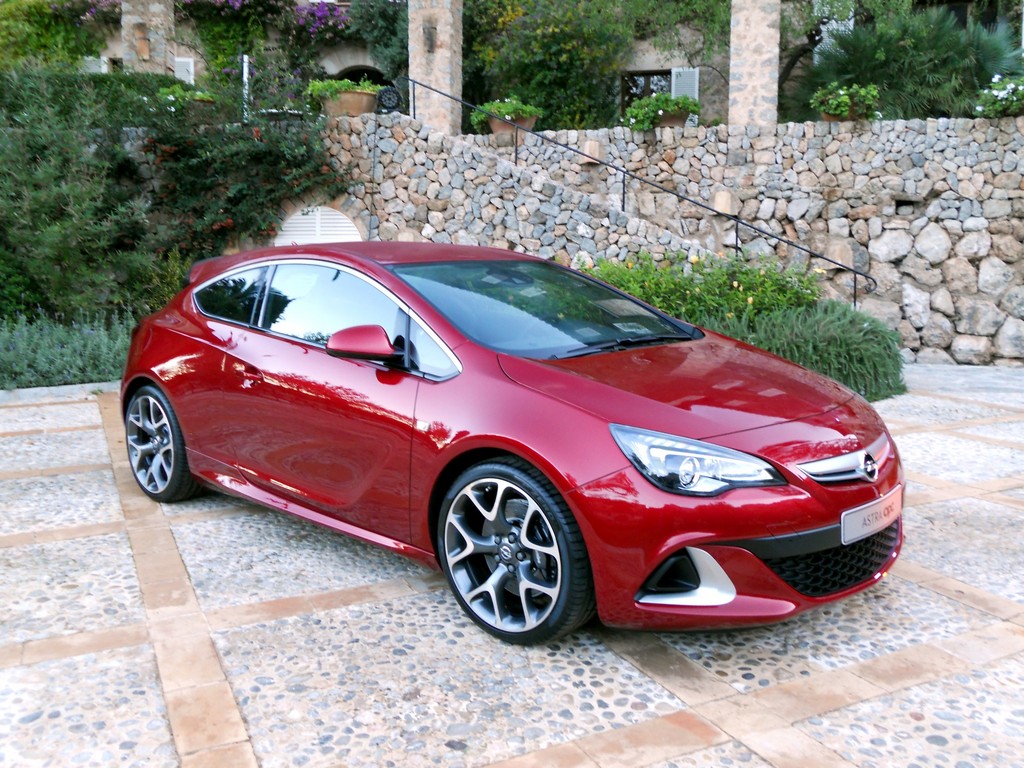 Opel Astra GTC OPC.