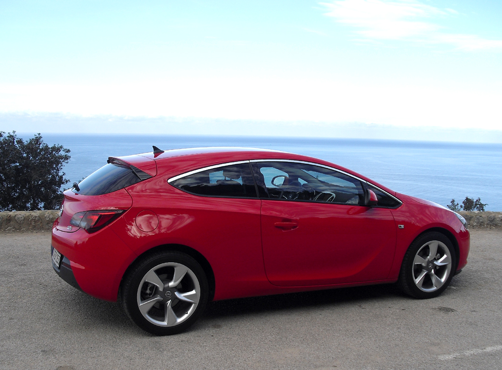 Opel Astra GTC: Und so sieht der formschöne Fünfsitzer von der Seite aus.