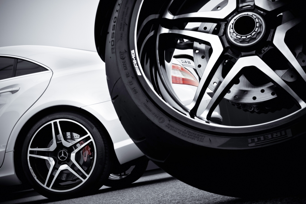 Panorama: AMG SLS Roadster und Ducati 848 EVO - Schnelle Schönheiten