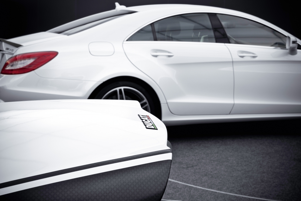 Panorama: AMG SLS Roadster und Ducati 848 EVO - Schnelle Schönheiten