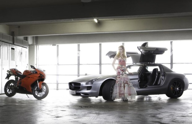 Panorama: AMG SLS Roadster und Ducati 848 EVO - Schnelle Schönheiten