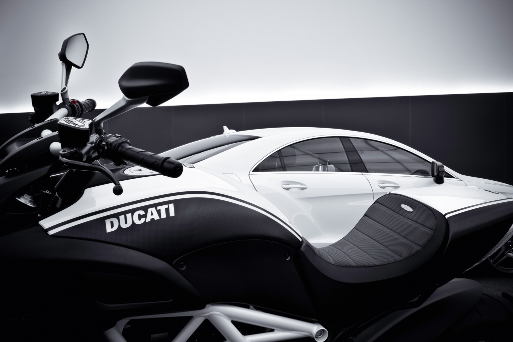 Panorama: AMG SLS Roadster und Ducati 848 EVO - Schnelle Schönheiten