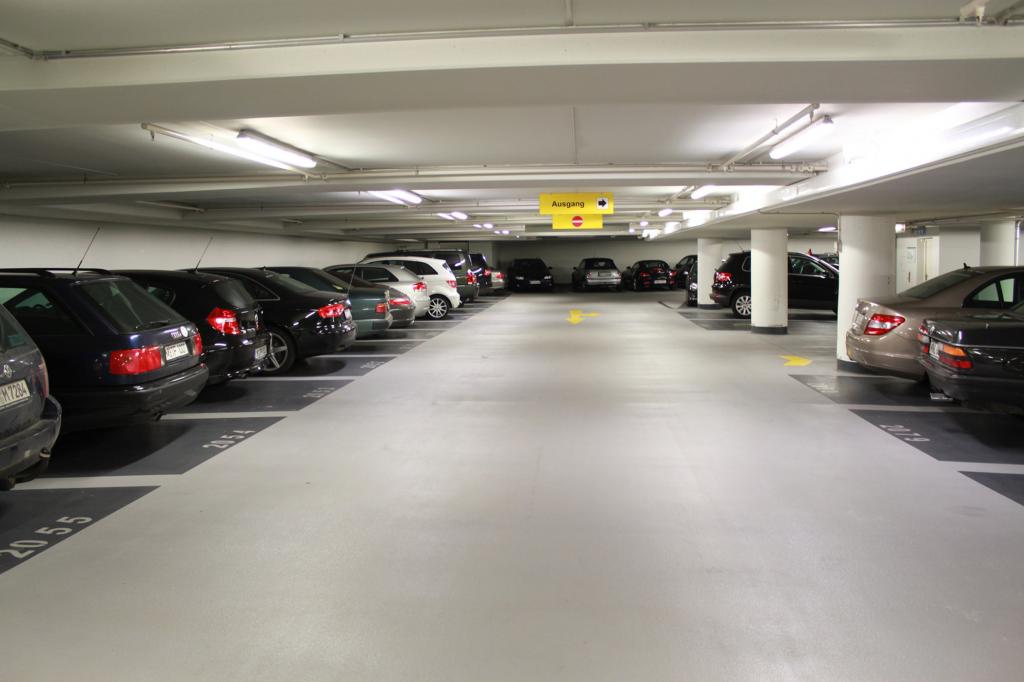 Parkhäuser - Moderne Autos sind zu dick für die Lücke