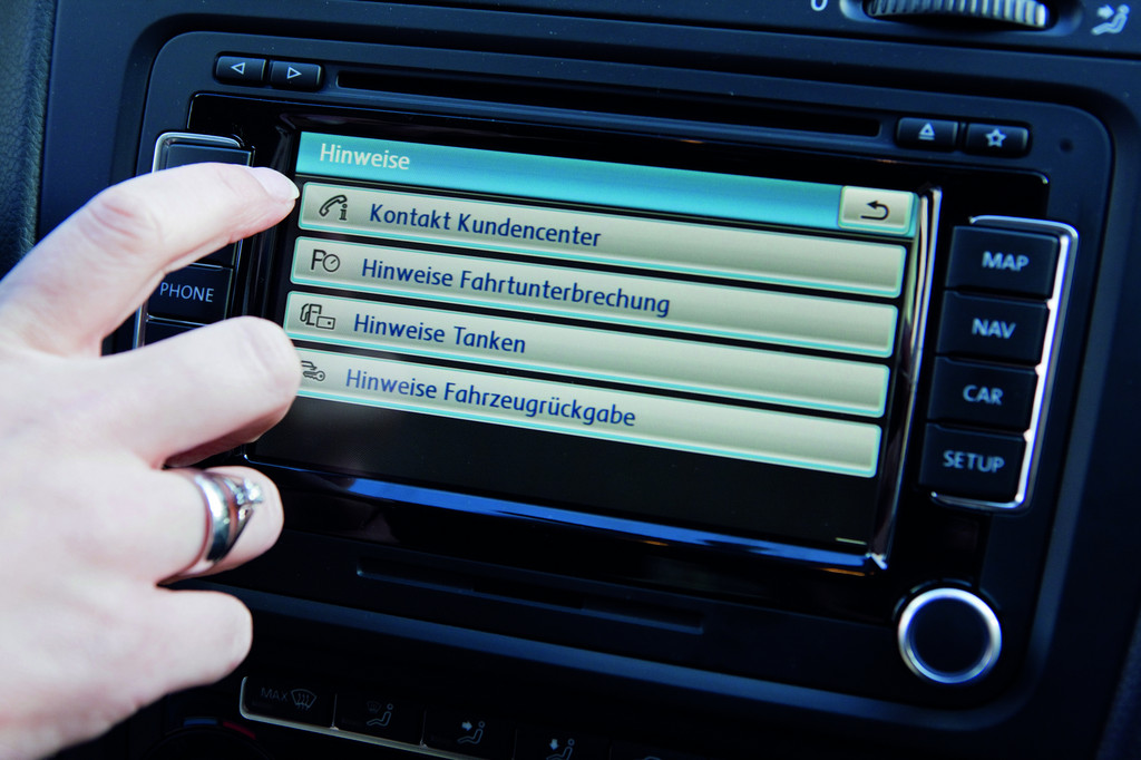 Quicar: Vor Fahrtbeginn zeigt das Display des Radio- und Navigationssystems die wichtigsten Hinweise auf.