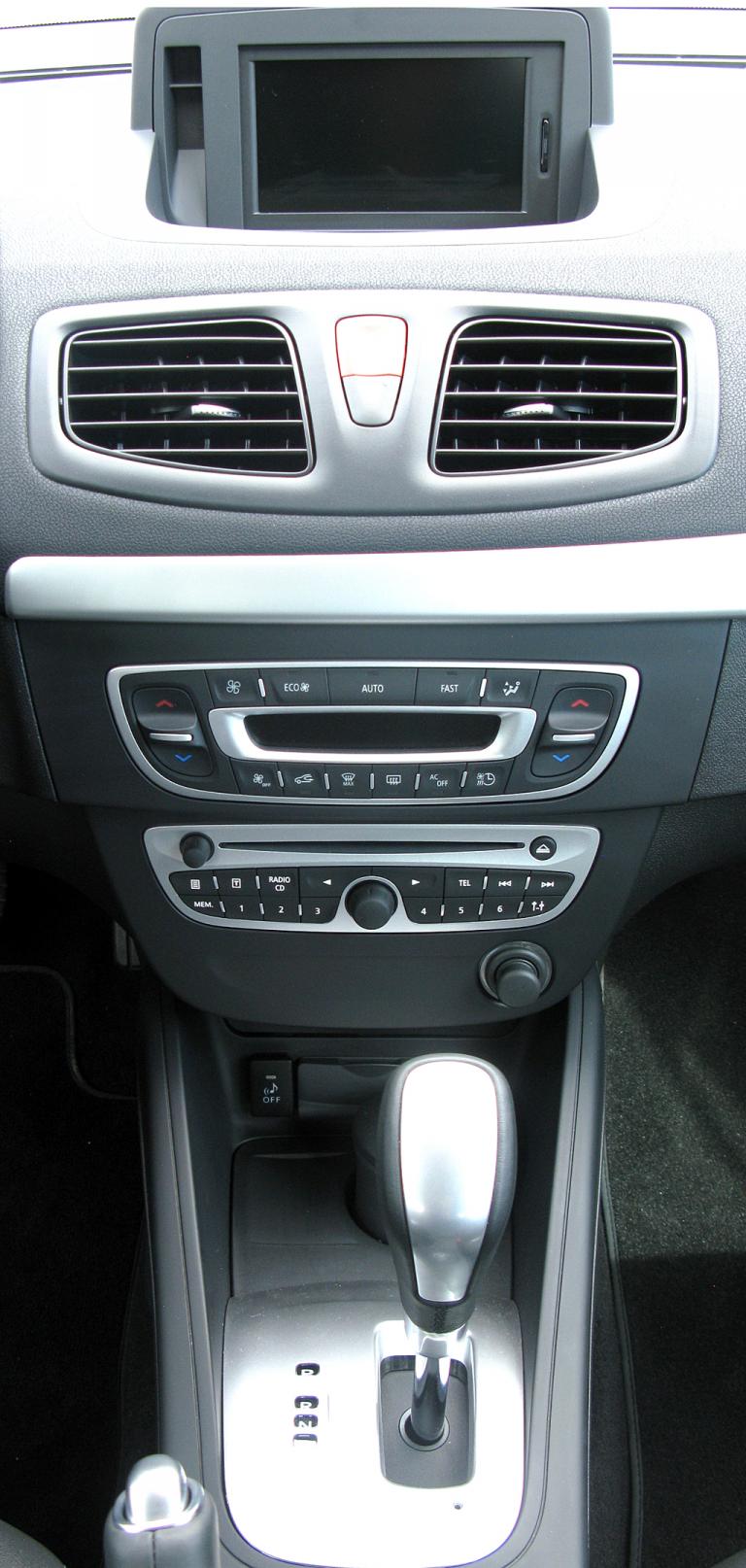 Renault Fluence ZE: Blick auf den mittleren Armaturenträger. 