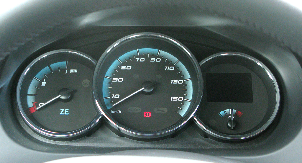 Renault Fluence ZE: Blick durch den Lenkradkranz auf die Rundstrumentierung. 
