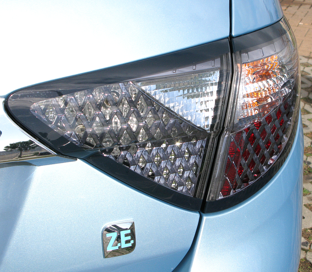 Renault Fluence ZE: Moderne Leuchteinheit hinten mit dem Null-Schadstoff-Schriftzug. 