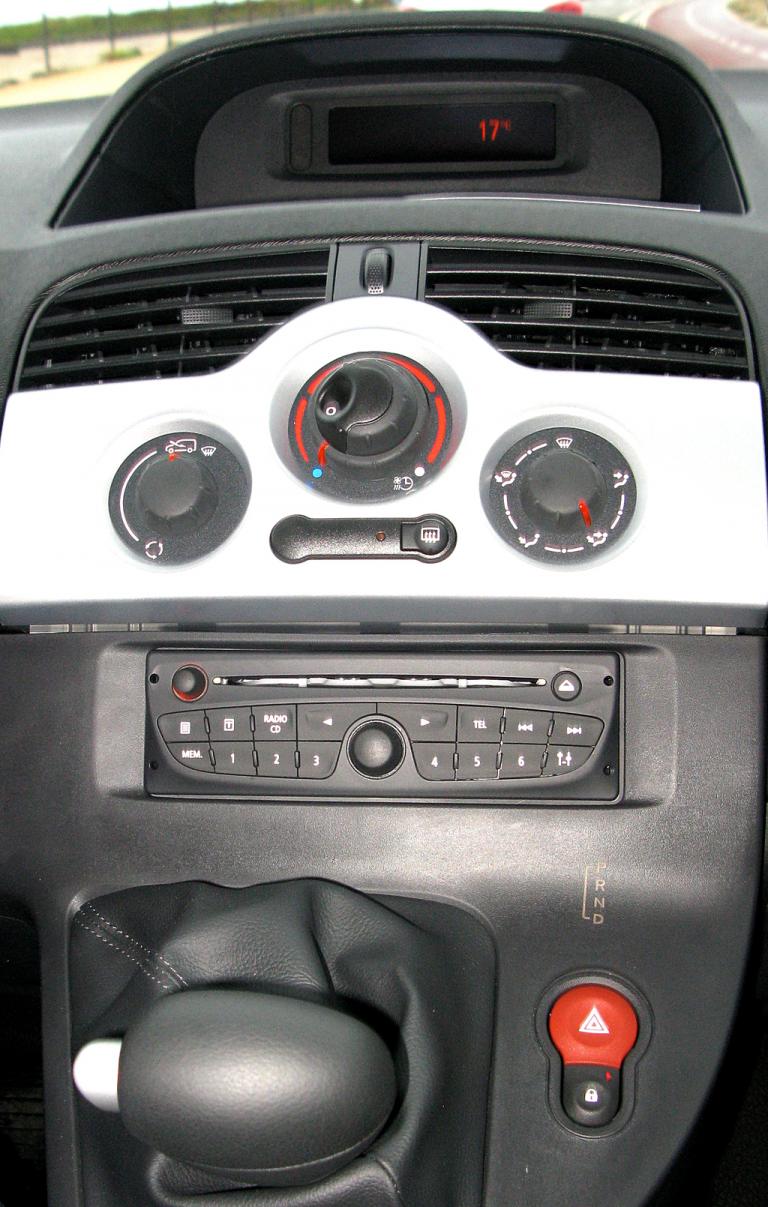 Renault Kangoo ZE: Blick auf den mittleren Armaturenträger. 