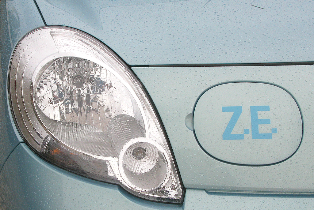 Renault Kangoo ZE: Der Anschluss zum elektrischen Aufladen findet sich vorn. 