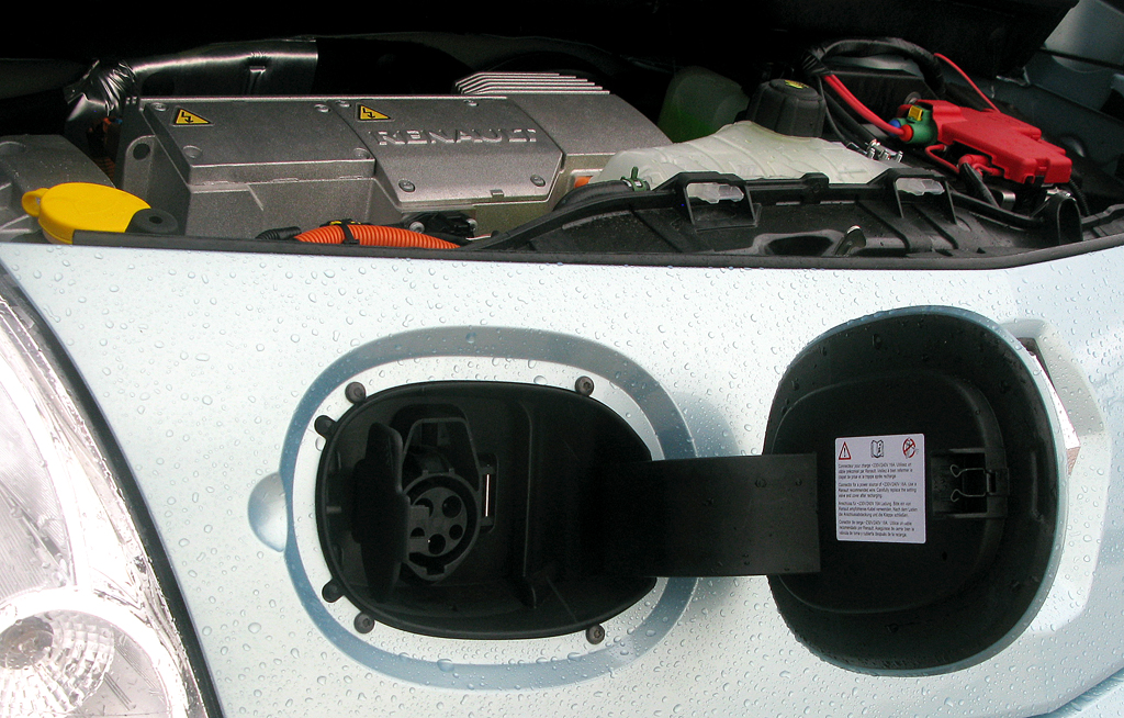 Renault Kangoo ZE: Elektroanschluss bei geöffneter Klappe. 