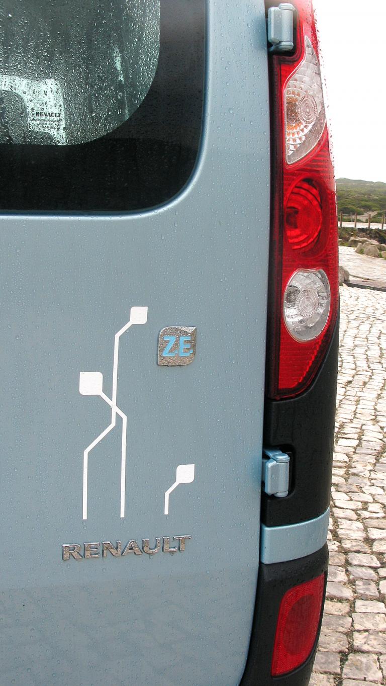 Renault Kangoo ZE: Verspielte Elektro-Darstellung neben der Rückleuchte. 