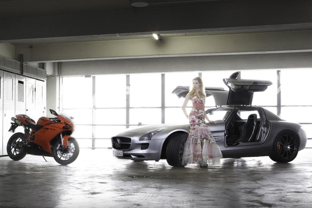 Schnelle Schönheiten: Ducati, Mercedes und Lisa Schramm