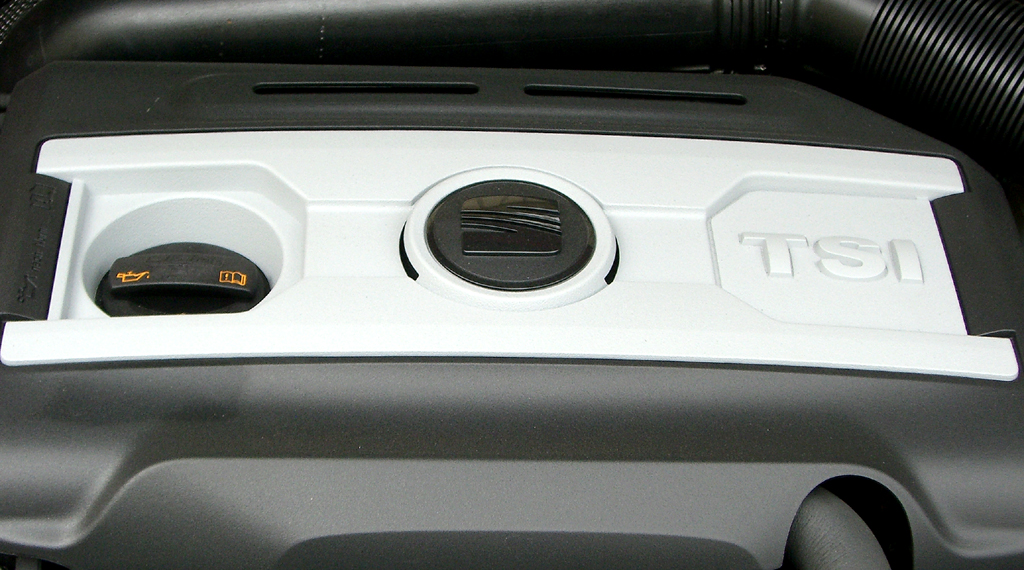 Seat León FR: Blick auf den aufgeladenen Benzindirekteinspritzer. 